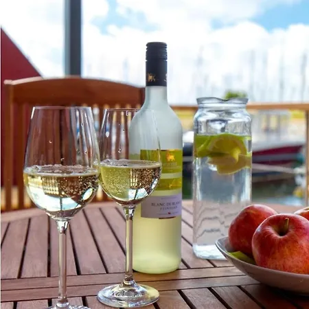 Ботель Hausboot Kaddi's Sunflower - Huus & *